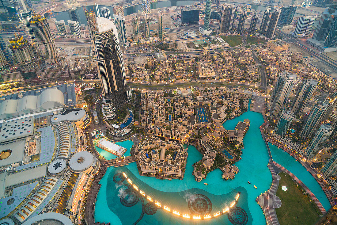 Blick vom Burj Khalifa auf die Innenstadt von Dubai und den Springbrunnenpool, Vereinigte Arabische Emirate, Vereinigte Arabische Emirate