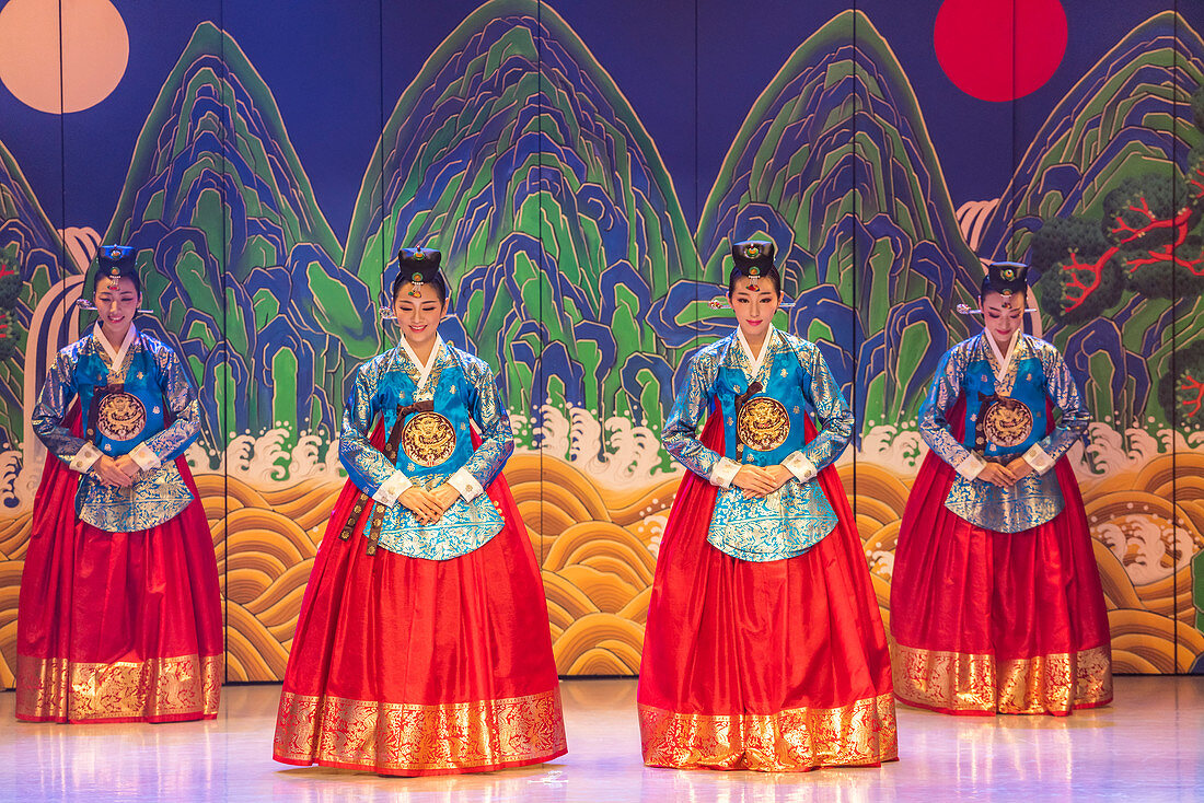 Traditionelle koreanische Tänzer führen in Seoul, Südkorea, den Tanz "Reign of Peace and Prosperity" auf.