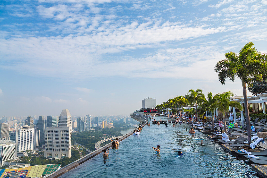 Infinity-Pool auf dem Hoteldach in Singapur