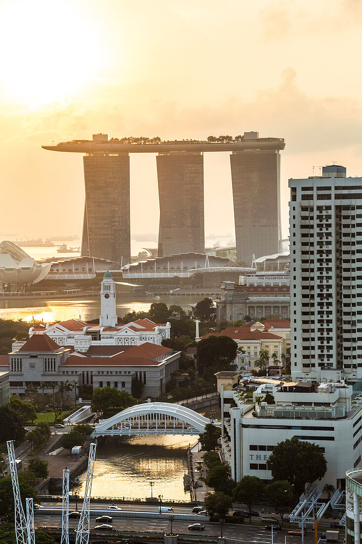 Erhöhter Blick über das Unterhaltungsviertel von Clarke Quay, Singapur