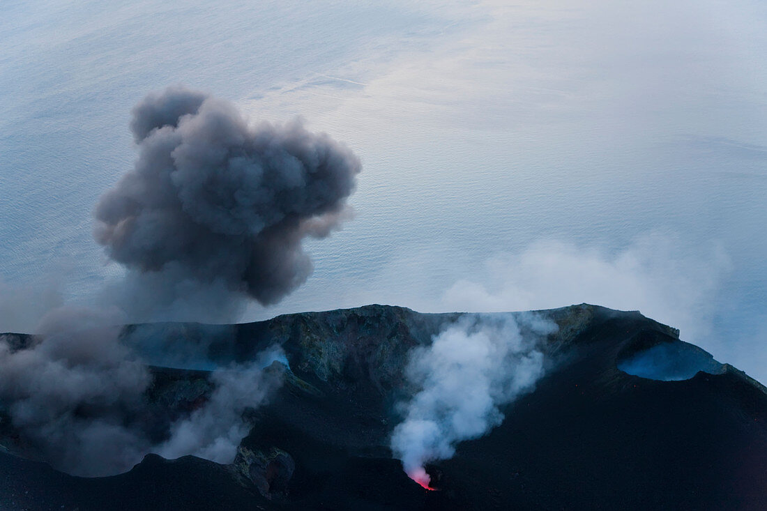 Vulkanausbruch mit schwarzem Rauch, Vulkan Stromboli, Insel Stromboli, Äolische Inseln, Sizilien, Süditalien