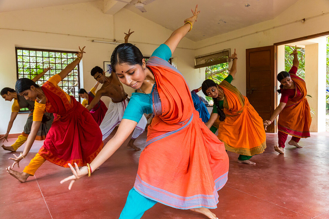 Schüler des traditionellen indischen Tanzes im Unterricht, Chennai (Madras), Tamil Nadu, Indien