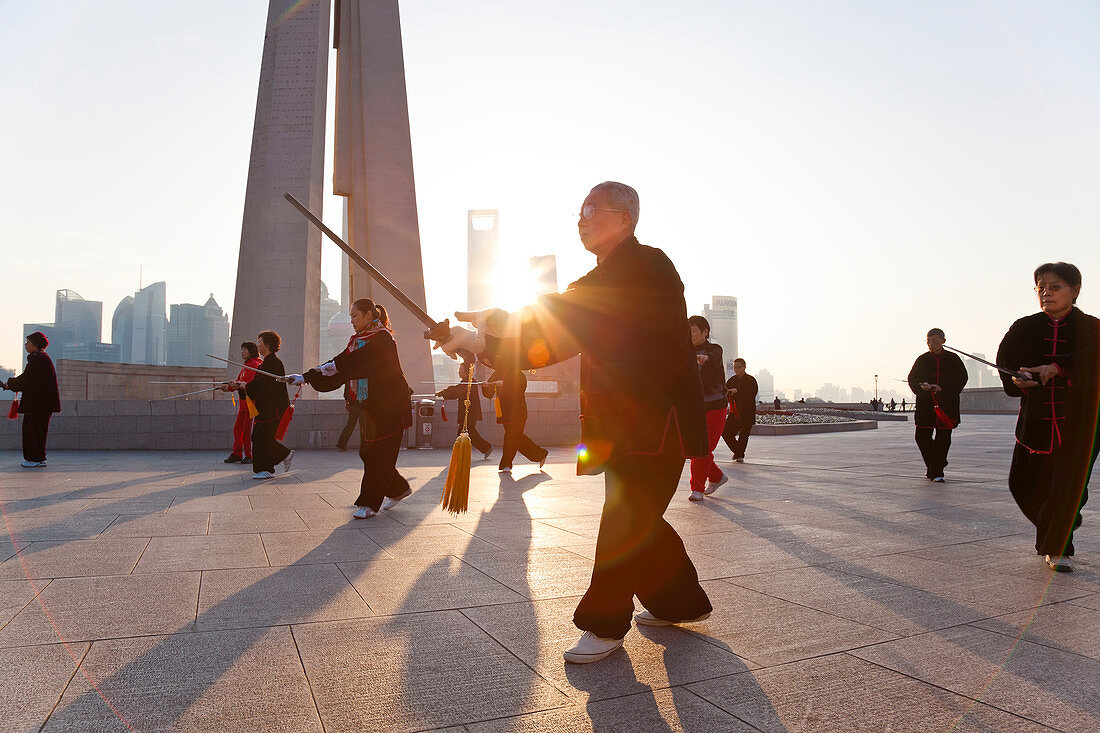 Tai-Chi-Übungen, früher Morgen, Der Bund, Shanghai, China