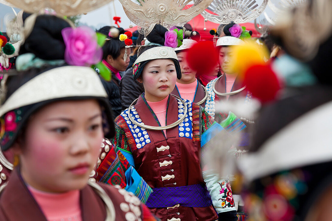 Schwarzhaarige Miao-Mädchen tanzen am Festival, Kaili, Provinz Guizhou, China
