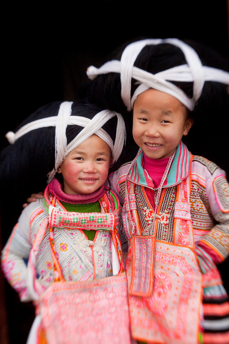 Junge Miao-Mädchen mit langem Horn, Sugao, Provinz Guizhou, China
