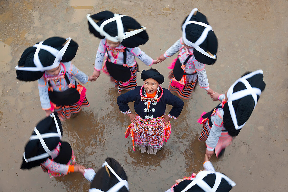Tanzende Mädchen des Long Horn Miao-Stammes, Sugao, Provinz Guizhou, China