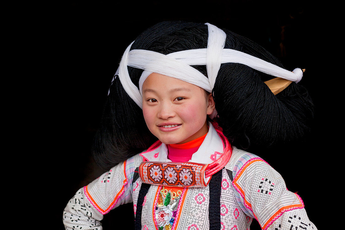 Porträt eines Miao-Mädchens mit langem Horn, Sugao, Provinz Guizhou, China