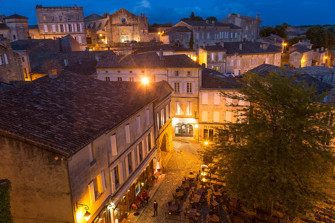 Restaurant und Hauptplatz, Abenddämmerung, St. Emilion, Gironde, Aquitaine, Frankreich