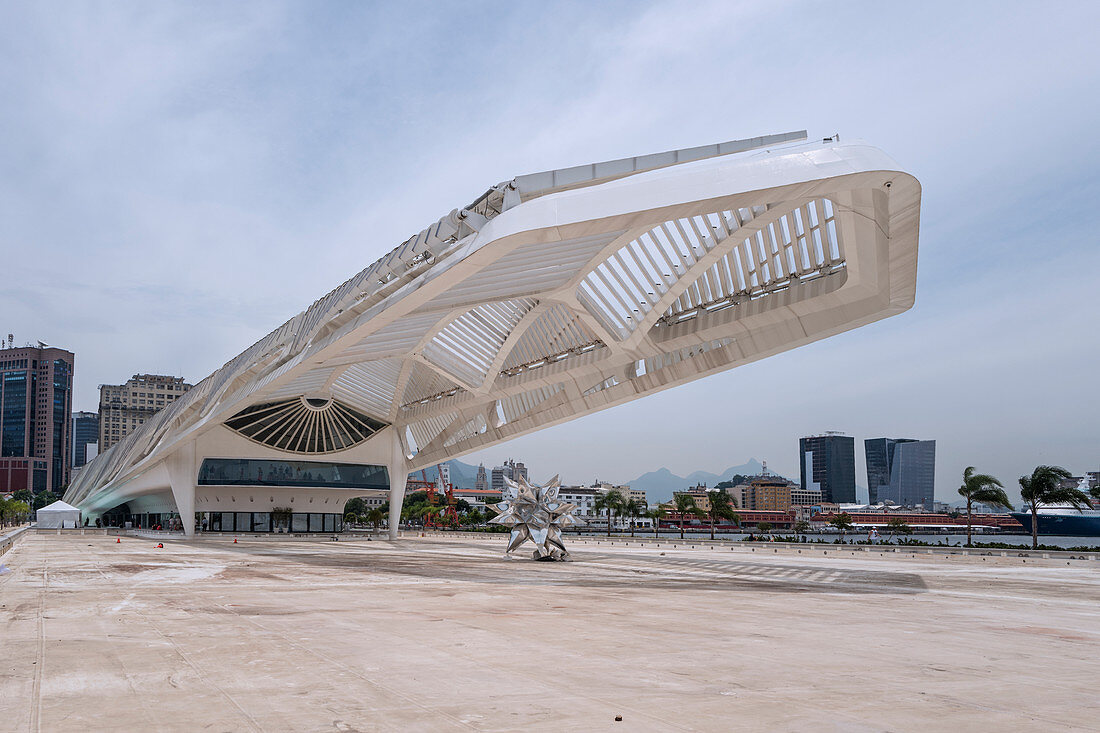 Museum der Zukunft (Museu do Amanhã) ist ein Wissenschaftsmuseum in der Stadt Rio de Janeiro, Brasilien. Es wurde vom spanischen neofuturistischen Architekten Santiago Calatrava entworfen und direkt am Wasser am Pier Maua errichtet. Seine Baukosten beliefen sich auf etwa 230 Millionen Reais. Das Gebäude wurde am 17. Dezember 2015 in Anwesenheit von Präsidentin Dilma Rousseff eröffnet.