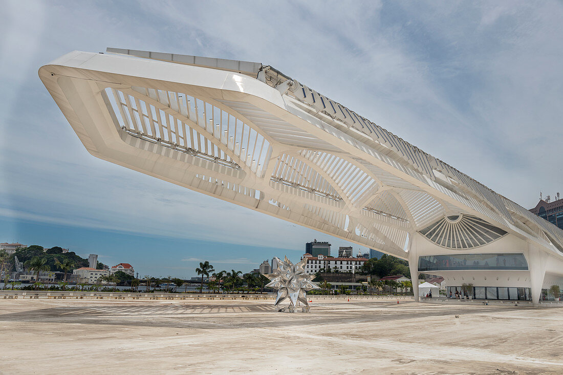 Museum der Zukunft (Museu do Amanhã) ist ein Wissenschaftsmuseum in der Stadt Rio de Janeiro, Brasilien. Es wurde vom spanischen neofuturistischen Architekten Santiago Calatrava entworfen und direkt am Wasser am Pier Maua errichtet. Seine Baukosten beliefen sich auf etwa 230 Millionen Reais. Das Gebäude wurde am 17. Dezember 2015 in Anwesenheit von Präsidentin Dilma Rousseff eröffnet.