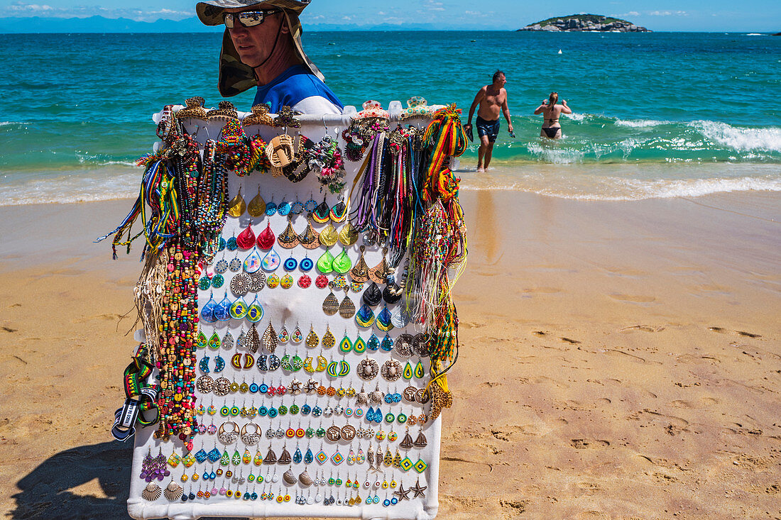 João-Fernandes-Strand, Armação dos Búzios , oft auch nur als Búzios bezeichnet, ist ein Ferienort und eine Gemeinde im Bundesstaat Rio de Janeiro, Brasilien.