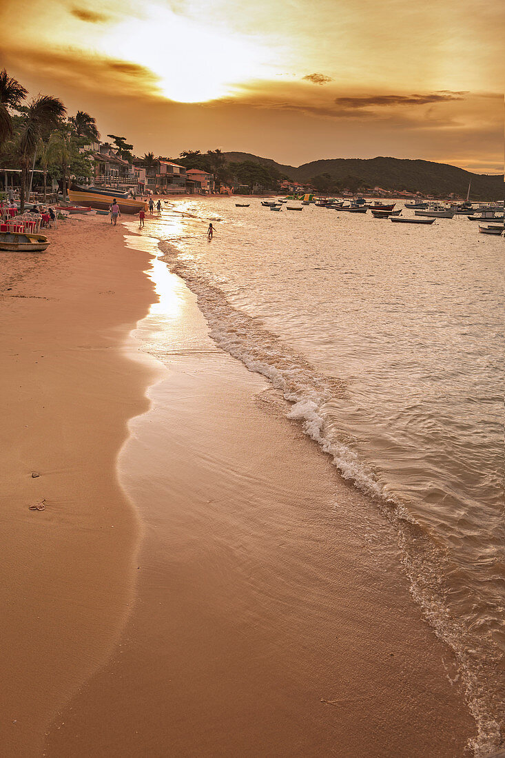 Strand von Armação in Buzios. Armação dos Búzios , oft auch nur als Búzios bezeichnet, ist ein Ferienort und eine Gemeinde im Bundesstaat Rio de Janeiro, Brasilien.