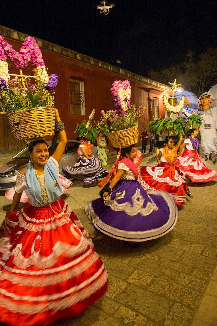 Frauen gekleidet in einem regionalen Kostüm während einer Calenda, einer Prozession durch die Straßen der Innenstadt von Oaxaca, die eine Hochzeit in der Stadt Oaxaca de Juarez, Oaxaca, Mexiko feiert.