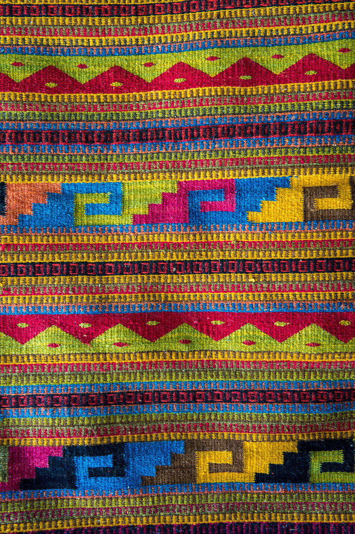 Weberei aus mit natürlichen Farbstoffen gefärbter Wolle in einem Weberhaus in Teotitlan del Valle, einer kleinen Stadt in der Region Valles Centrales in der Nähe von Oaxaca im Süden Mexikos.