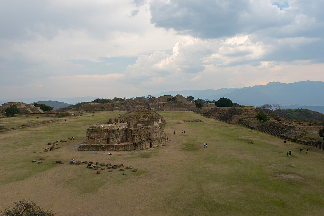 Blick auf die Grand Plaza von der Südplattform des Monte Alban (UNESCO-Weltkulturerbe), einer großen präkolumbianischen archäologischen Stätte in der Region Valley of Oaxaca, Oaxaca, Mexiko.