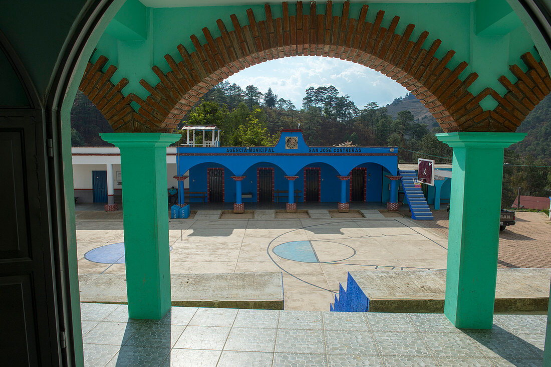 Der Zocalo (Hauptplatz) im mixtekischen Dorf San Juan Contreras in der Nähe von Oaxaca, Mexiko.