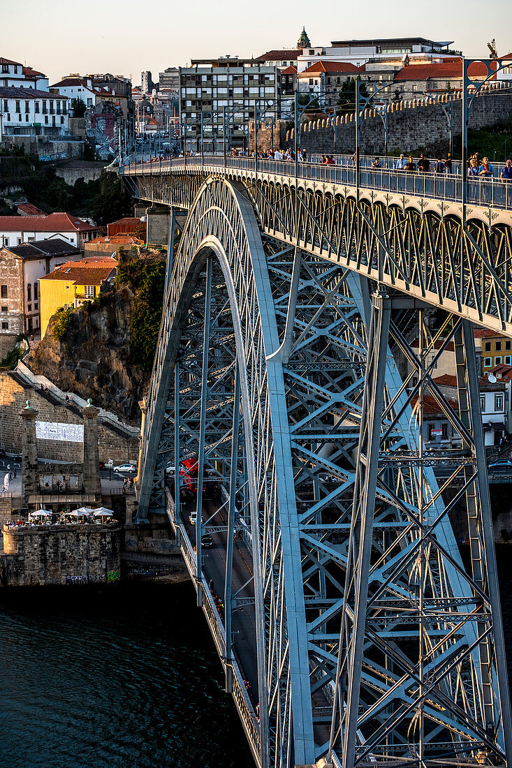Historisches Zentrum und Brücke, Bogenbrücke Ponte Dom Luís über den Douro, verbindet Porto, Portugal, Europa