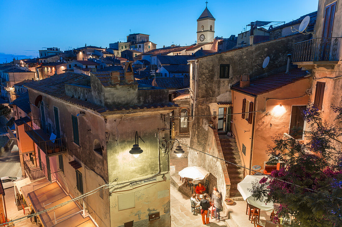 Straße und Cafés in der Abenddämmerung, Capoliveri, Elba, Toskana, Italien