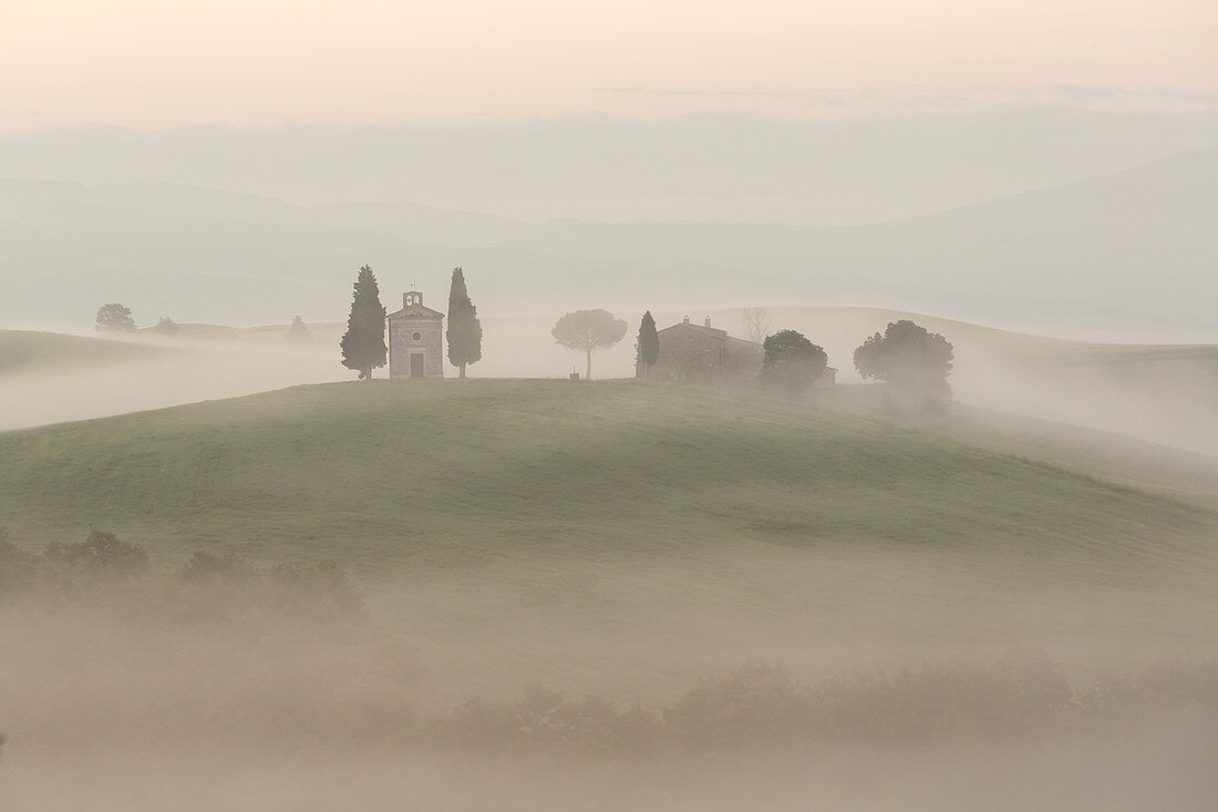 Kapelle im Morgennebel in der Toskana, Italien