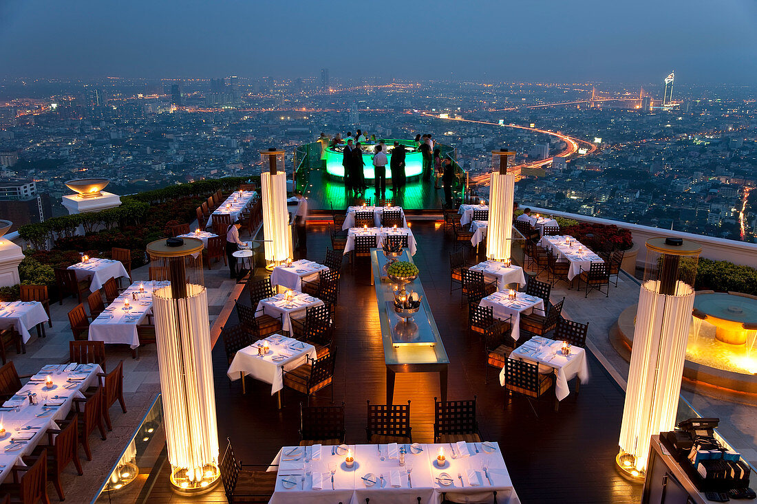 Bangkok, Thailand, Stilvolle Bar im Freien an der Spitze eines Wolkenkratzers am Abend