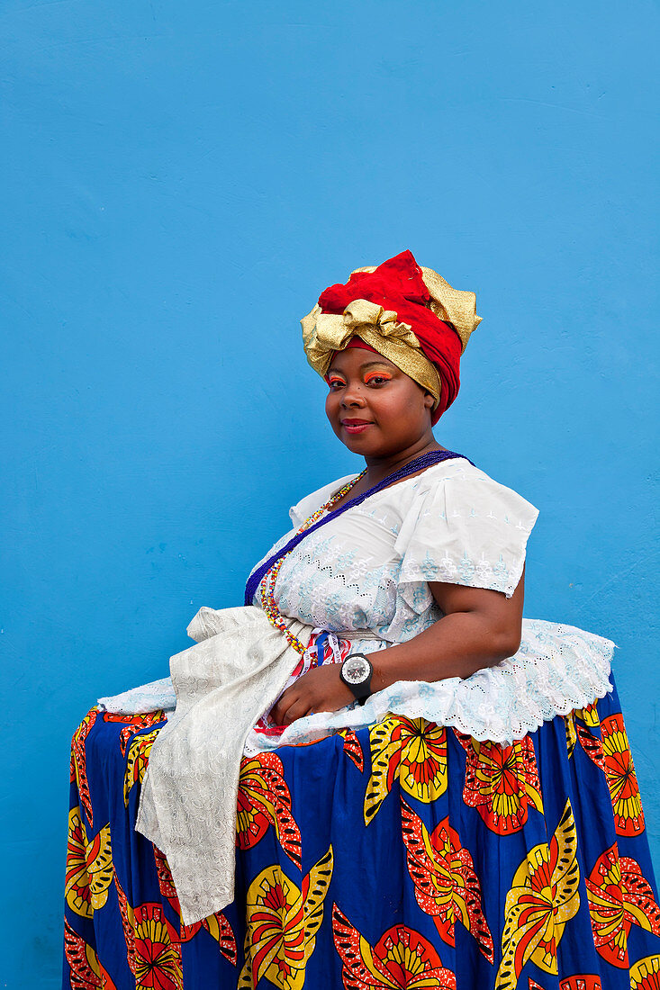 Porträt einer Bahianerin in traditioneller Kleidung, Pelourinho, Salvador, Bahia, Brasilien