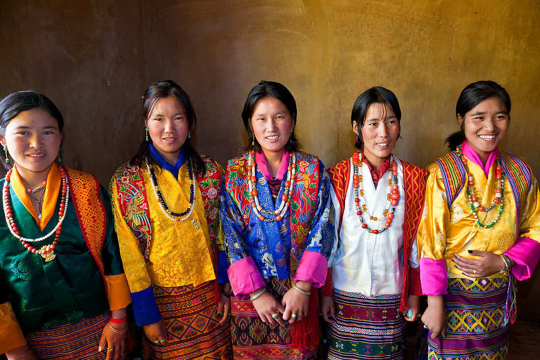 Gruppe junger bhutanischer Frauen in traditioneller Kleidung, auf einem Festival, Gangtey Dzong oder Kloster, Phobjikha Valley, Bhutan