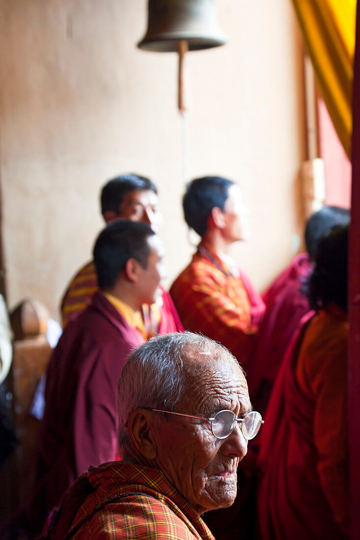 Publikum beobachtet das Festival, Gangtey Dzong oder Kloster, Phobjikha-Tal, Bhutan