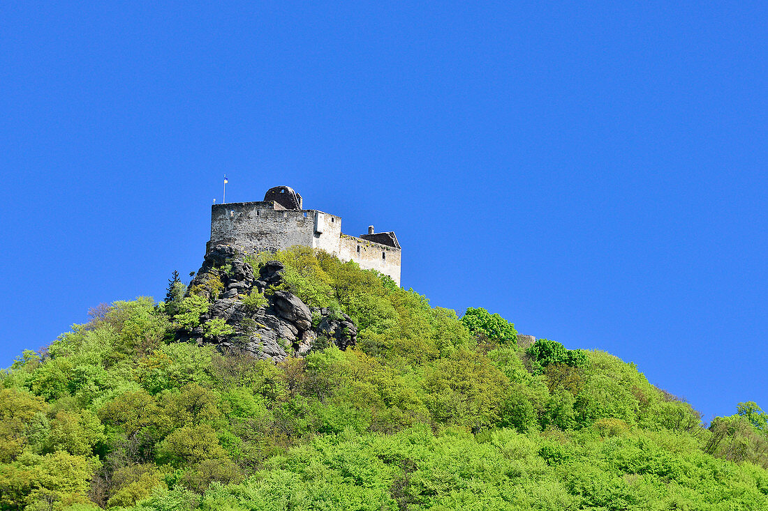 Eine alte Burgruine auf einem Berg bei Spitz an der Donau, Österreich