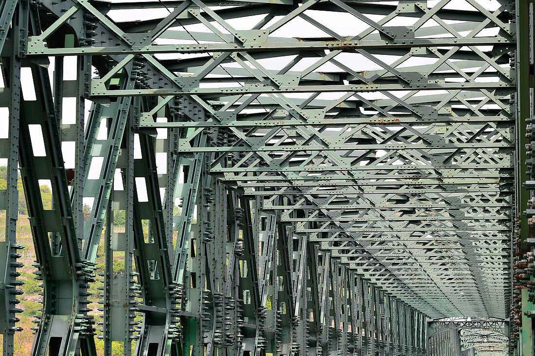 Eine alte Metallbrücke führt über die Donau bei Krems, Österreich