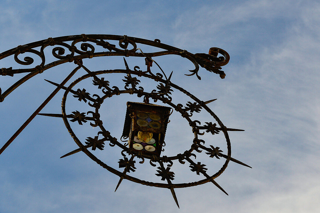 Geschmiedetes Schild mit Laterne an der Fassade eines Hauses, Dürnstein an der Donau, Wachau, Österreich