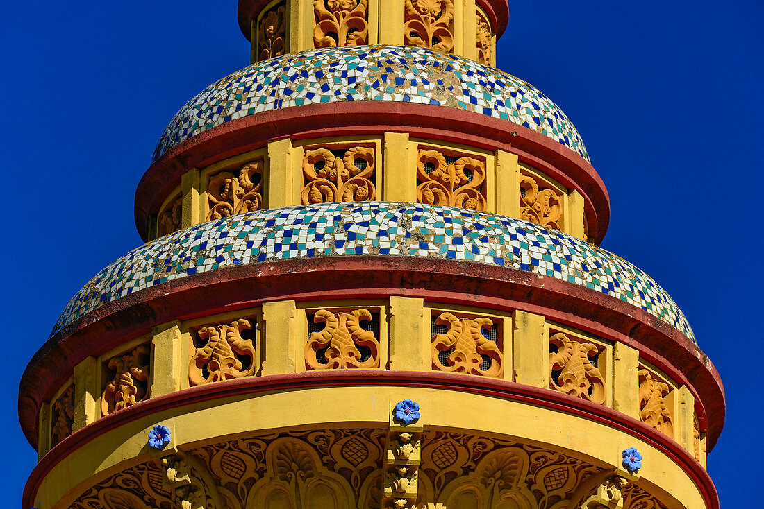 Bunt dekorierter, maurischer Turm, Sant Feliu de Guixols, Katalonien, Spanien