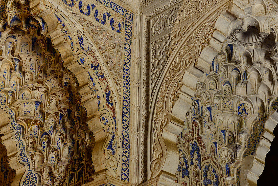 Aufwändig verzierte Pfeiler im Innenraum der Alhambra, Granada, Andalusien, Spanien