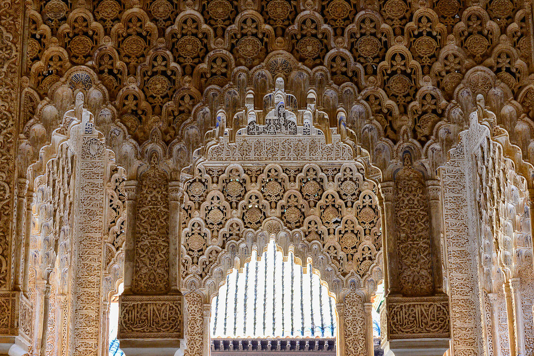 Verzierte Bögen in der Alhambra, Granada, Andalusien, Spanien