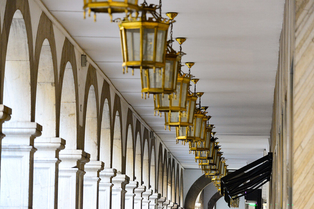 Bogengang mit goldenen Deckenleuchtern, Granada, Andalusien, Spanien