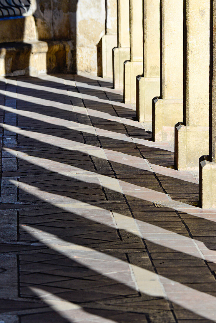 Licht und Schatten im Wechsel in einem Bogengang, Ronda, Andalusien, Spanien