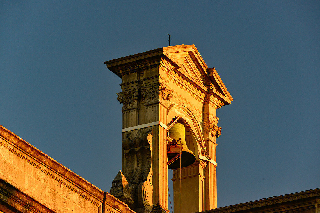 Vom warmen Sonnenlicht beschienener Glockenturm einer Kirche, Sevilla, Andalusien, Spanien