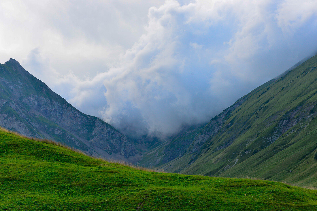 Eine Gewitterwolkenfront strömt über den Gitschenen in die Alpen, bei Isenthal, Kanton Uri, Schweiz