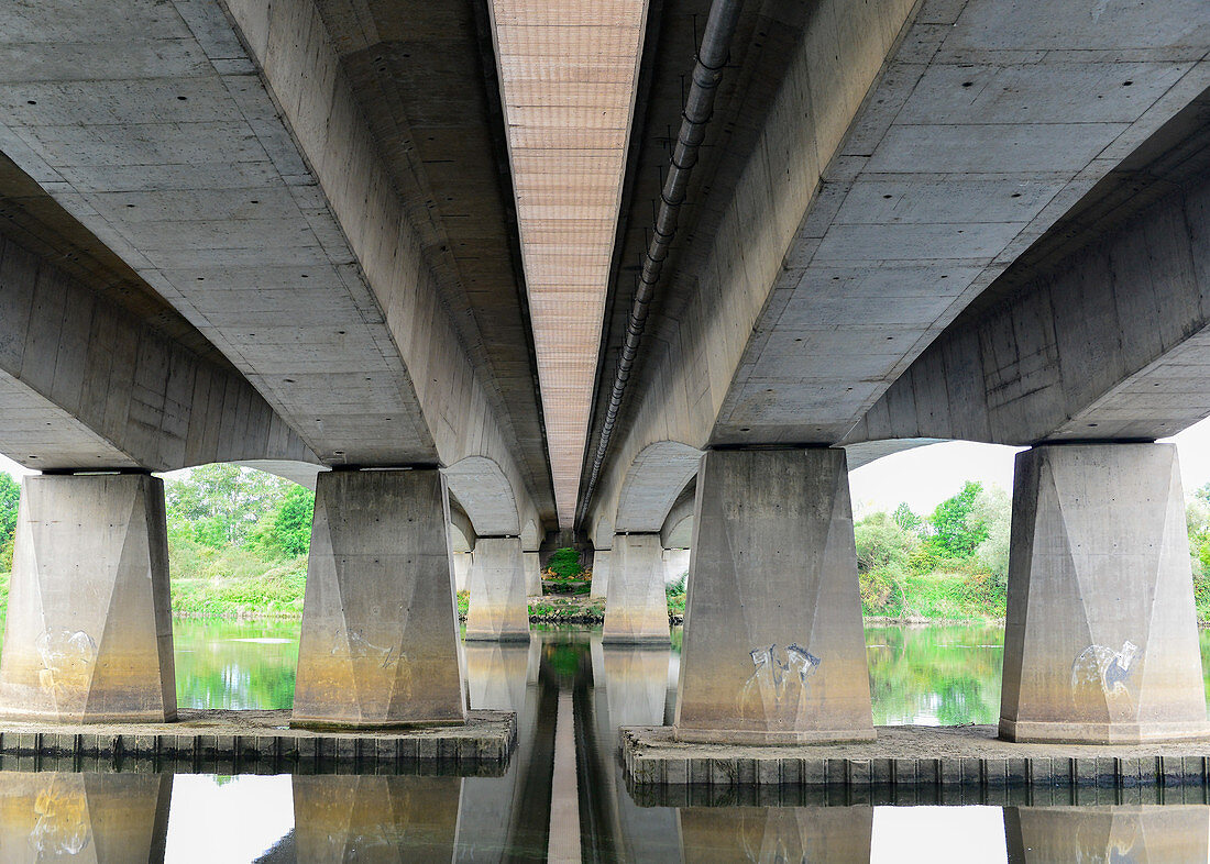 Die Mosel unter einer breiten Autobahnbrücke, bei Metz, Frankreich