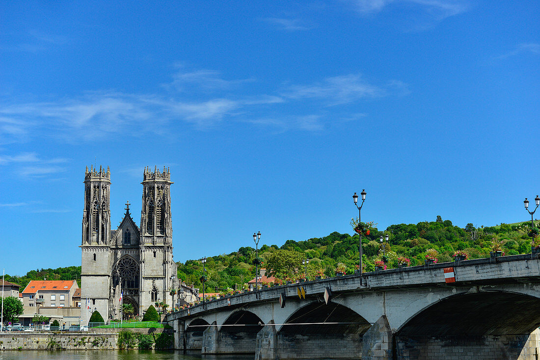 Die Eglise Saint Martin an der Brücke über die Mosel in Pont-a-Moussan, Frankreich