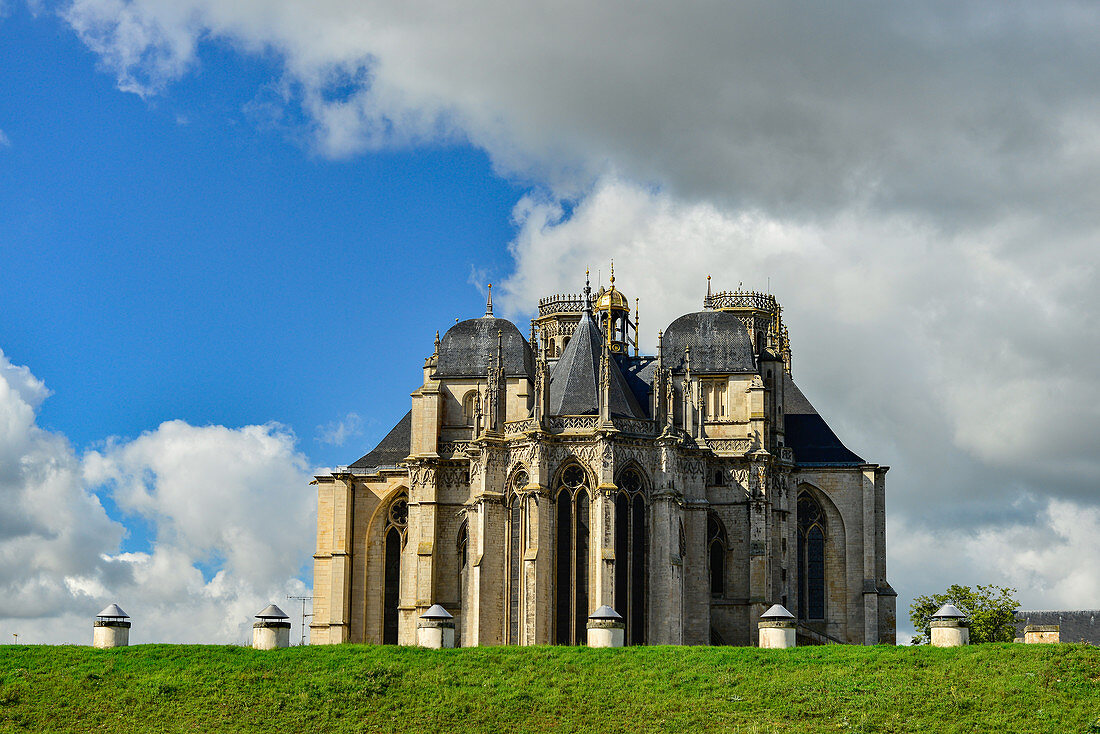 Eine alte Kirche, umgeben von Regenwolken, bei Besancon, Frankreich