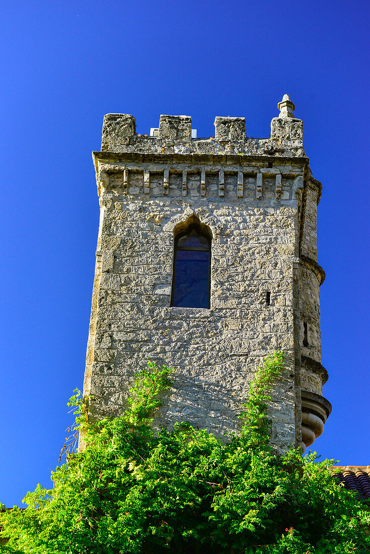 Turm vor blauem Himmel am Hotel Château de Creissels, Millau, Frankreich