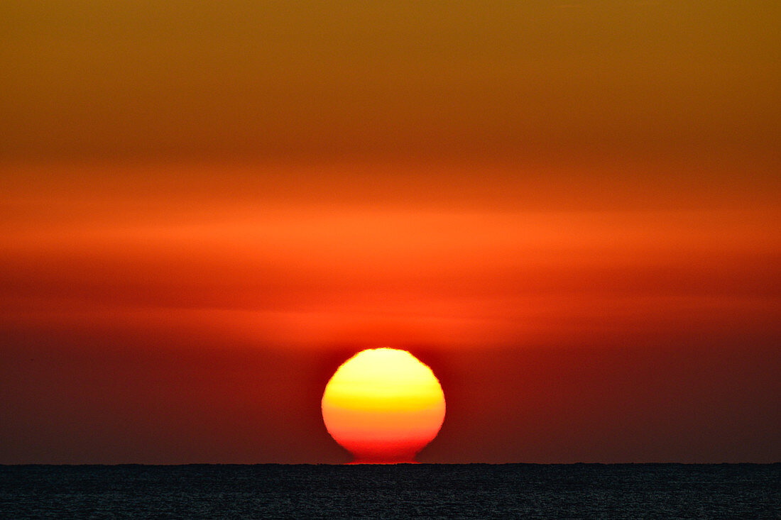 Dramatischer Sonnenaufgang über dem Mittelmeer, Sant Feliu de Guixols, Katalonien, Spanien