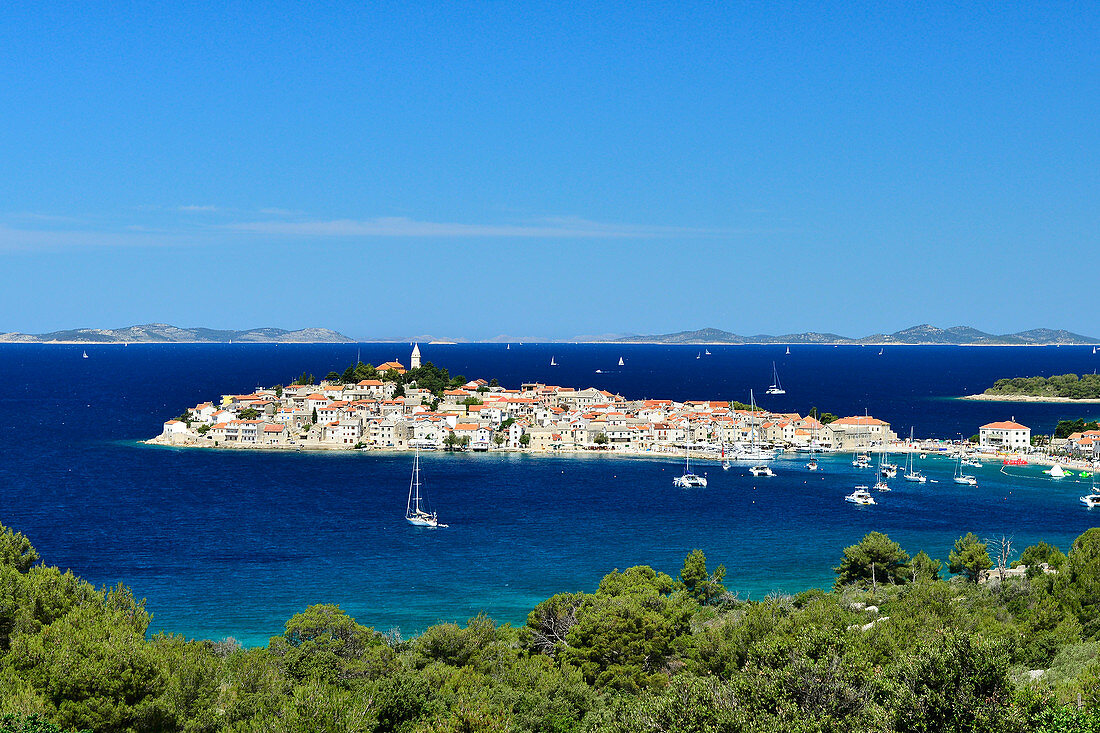 Blick auf die Halbinsel mit Primosten im blauen Wasser der Adria, Dalmatien, Kroatien