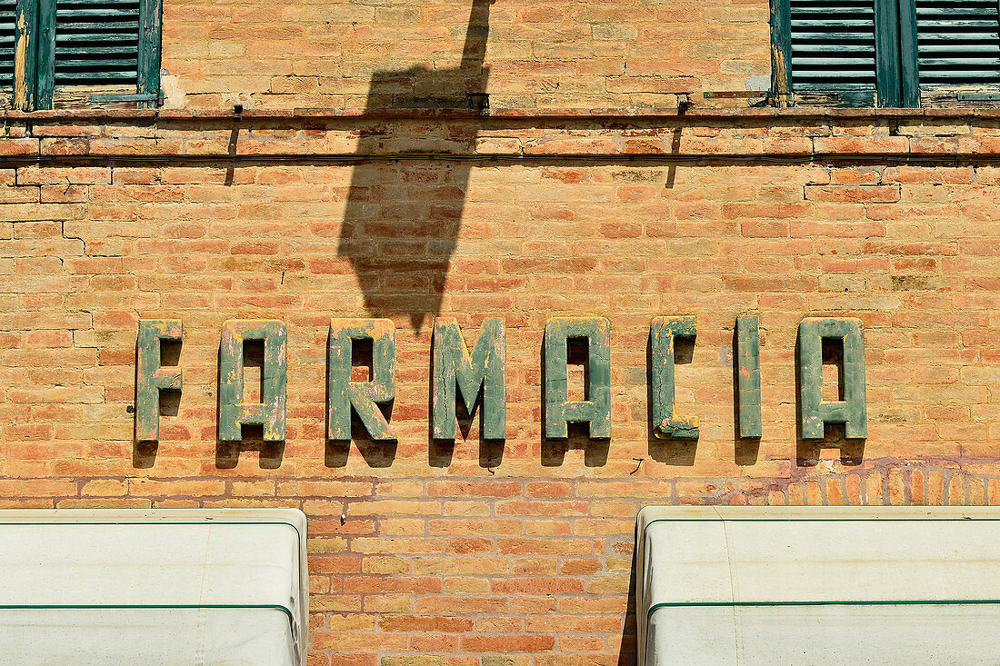Alter Schriftzug Farmacia an einer Apotheke, Maiolati Spontini, Provinz Ancona, Marken, Italien