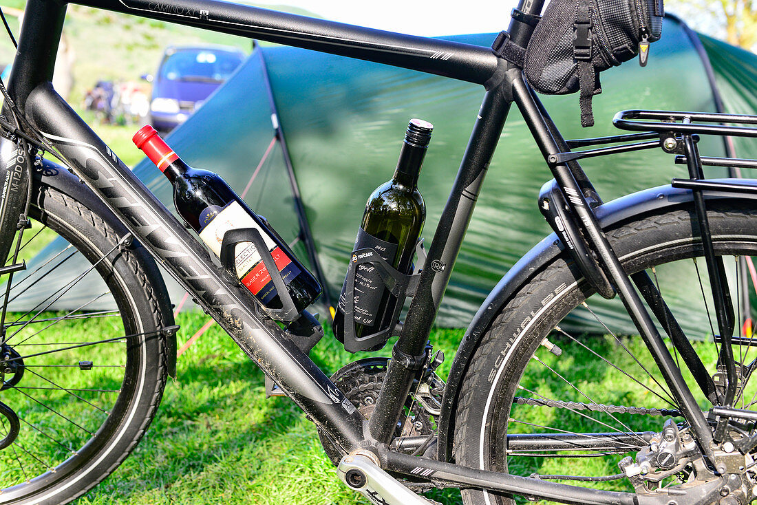 Fahrrad mit zwei Weinflaschen in den Flaschenhaltern, Campingplatz Rossatz, Wachau, Niederösterreich, Österreich