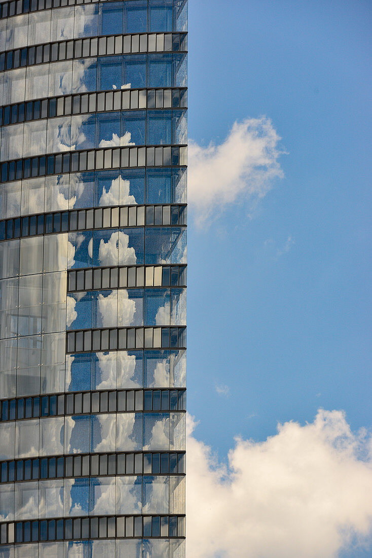 Spiegelnde Fassade, Bürogebäude mit Wolken und Himmel, Wien, Österreich