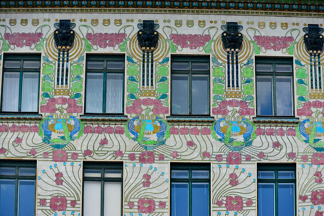 Reich verzierte Fassade eines alten Hauses aus der Jugendstilzeit am Naschmarkt, Wien, Österreich
