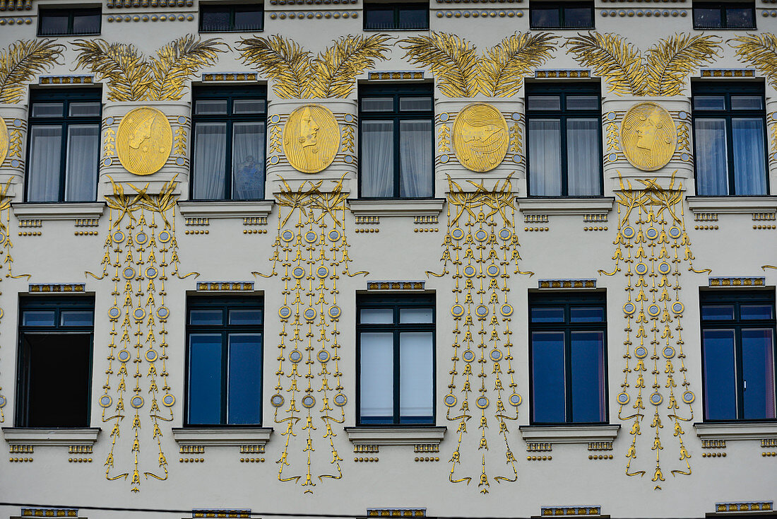 Goldene Dekoration im Jugendstil an der Fassade eines alten Hauses, Naschmarkt, Wien, Österreich