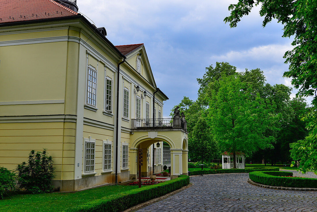 Park and historic castle hotel in Röjtökmuzsai, Hungary
