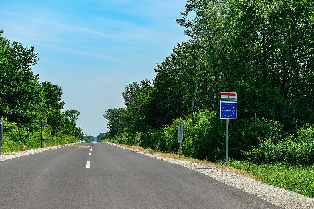Einsame Verbindungsstraße von Ungarn nach Slowenien, bei Dolga Vas, Slowenien